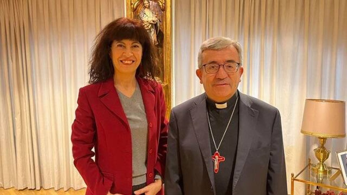 Ana Redondo, ministra de Igualdad, posa con el arzobispo Luis Argüello en una foto que distribuye Conferencia Episcopal