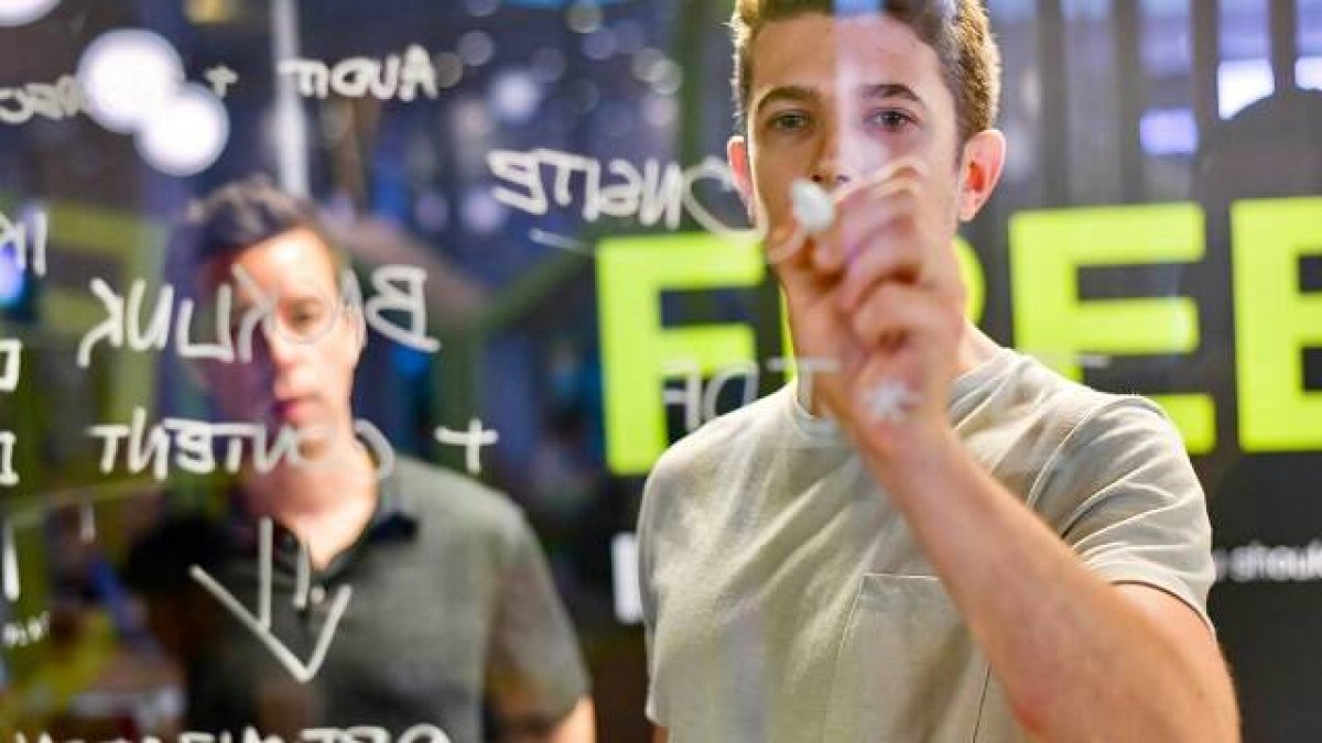 Jóvenes empresarios o analistas en una foto de Diggity Marketing para Unsplash