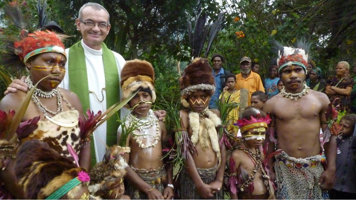 Misionero español en Nueva Guinea con nativos