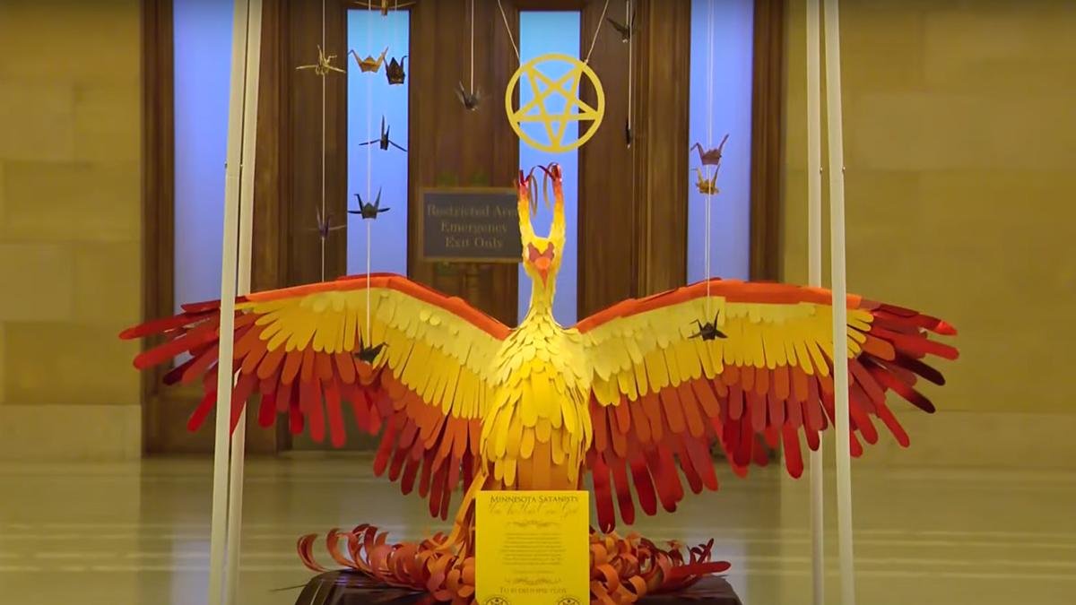 Representación satánica en el Capitolio de Minnesota (Estados Unidos), durante la Navidad pasada, con la inscripción: 'Tú eres tu propio Dios'.