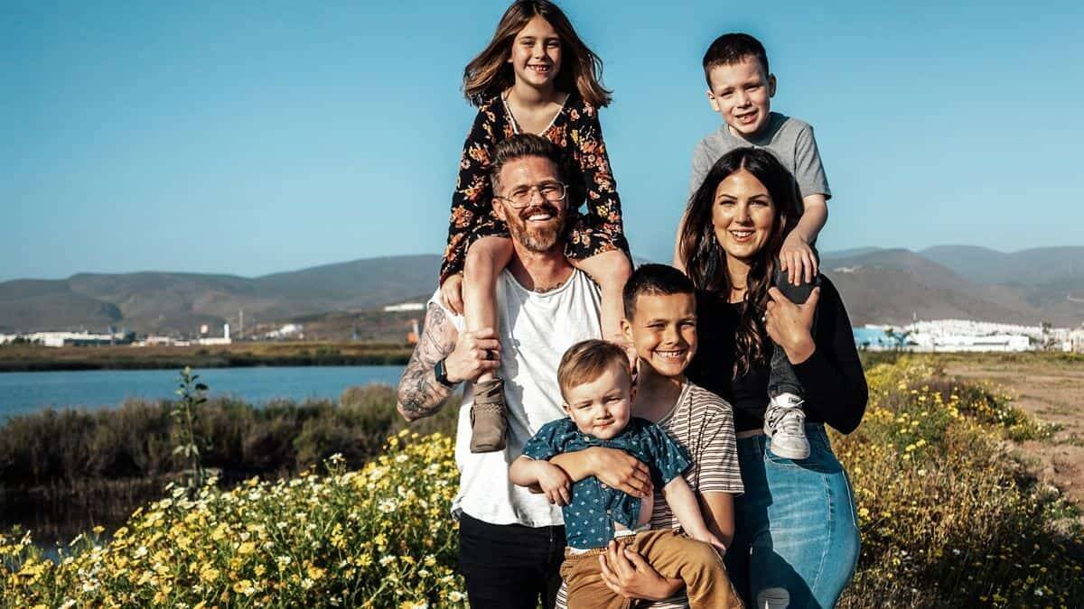 El matrimonio y la religiosidad son los dos únicos factores directamente vinculados a un incremento significativo de la natalidad. Las ayudas públicas o la inmigración solo actúan como paliativos menores o temporales. Foto (contextual): Josue Michel / Unsplash.