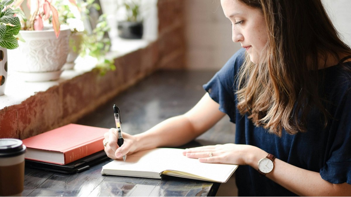 Una joven escribe a mano, y así transforma el mundo