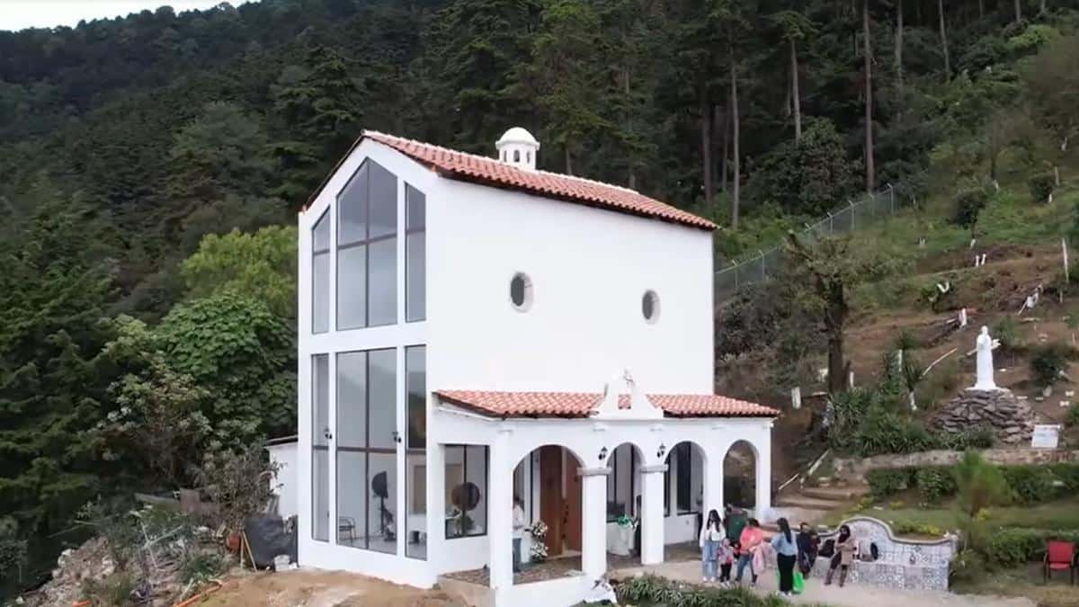 La capilla del jardín camposanto de mascotas Los Rosales, en Guatemala.