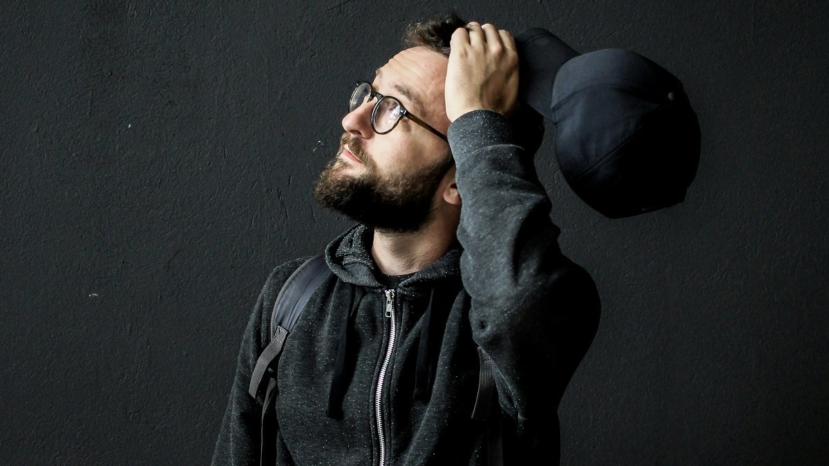 Un hombre reflexiona y mira al cielo... quizá discierne su vocación