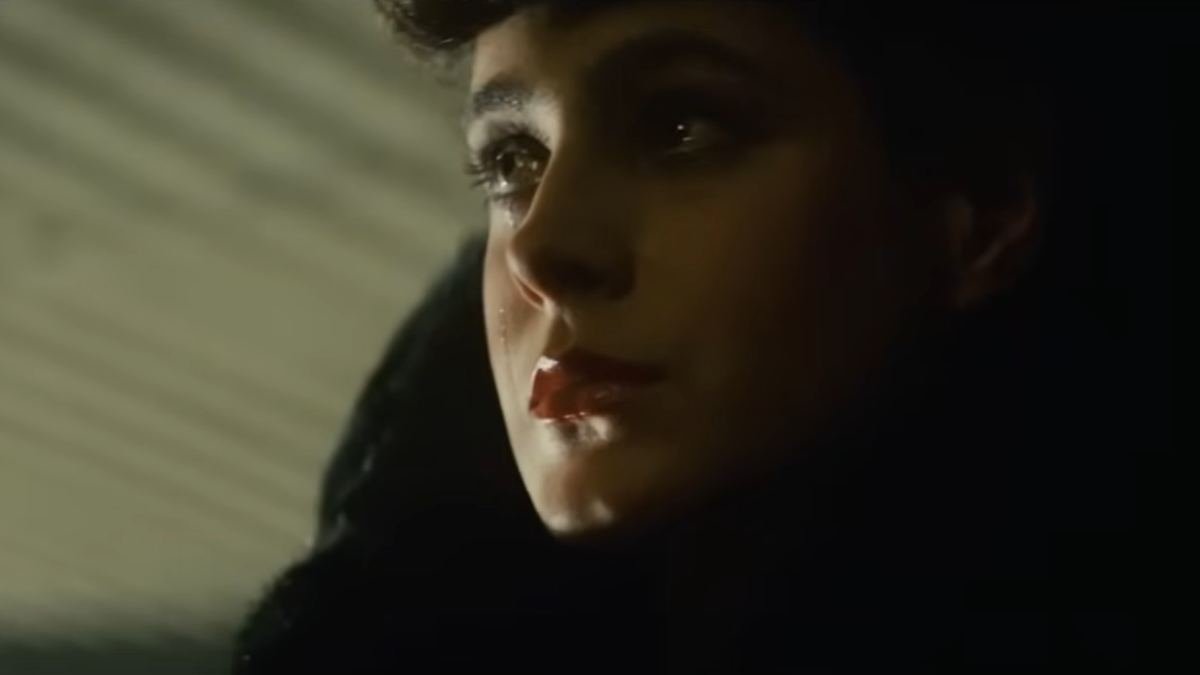 Rachael [Sean Young]: lágrimas de replicante por recuerdos ficticios, un anticipo de lo que nos aguarda si caemos rendidos ante la inteligencia artificial.