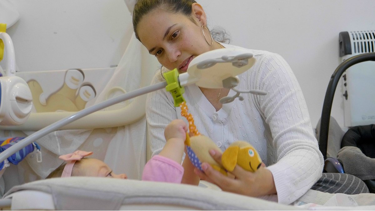 Una mamá con un bebé en la película Valientes