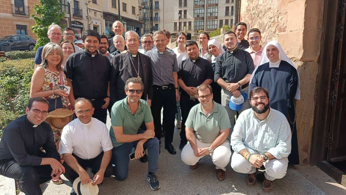 Participantes en los Ejercicios Espirituales del Instituto del Corazón de Cristo el verano pasado. En la primera fila de los agachados, tercer por la izquierda en la foto, Gonzalo de Alvear, que cuenta su experiencia.