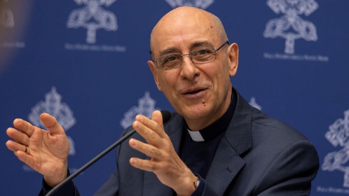 El cardenal Víctor Manuel Fernández, popularmente llamado Tucho, en una rueda de prensa en el Vaticano