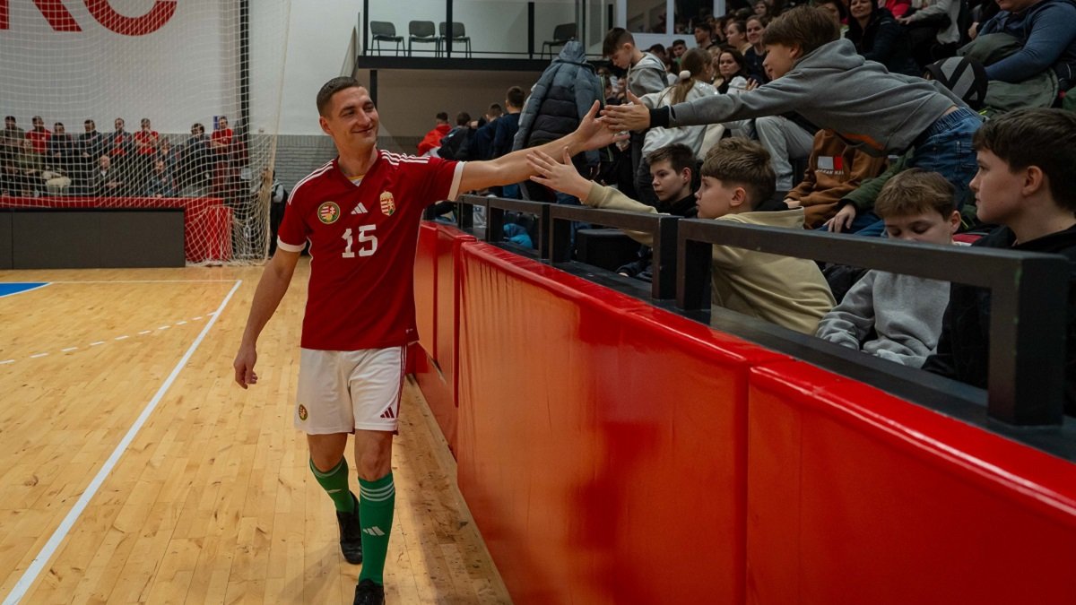 Un joven cura jugador de fútbol húngaro saluda al público del Campeonato Europeo de Fútbol Sala para Sacerdotes, en Hungría.