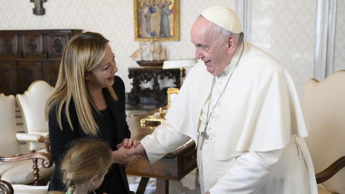 La tarde de este miércoles, la presidenta italiana Giorgia Meloni visitó durante 20 minutos al Papa Francisco en el hospital Gemelli.