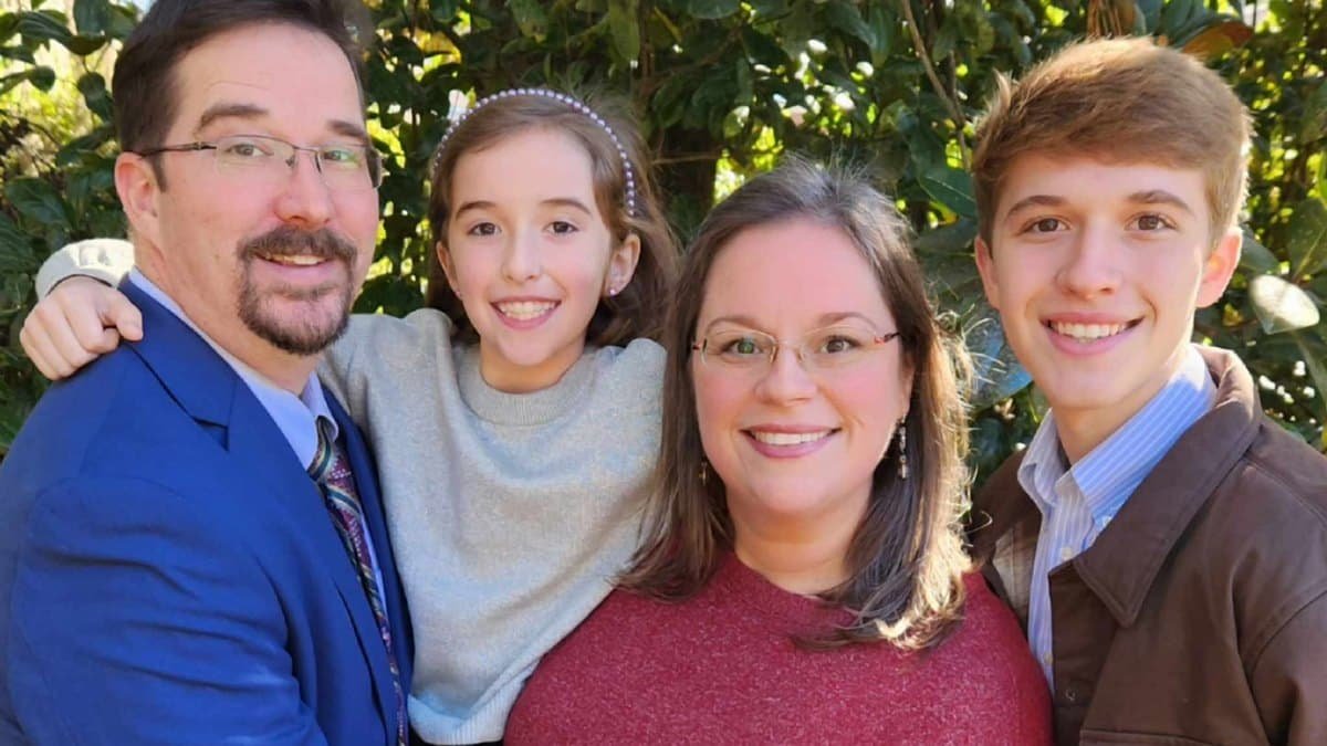 Ashley, junto con su esposo e hijos.