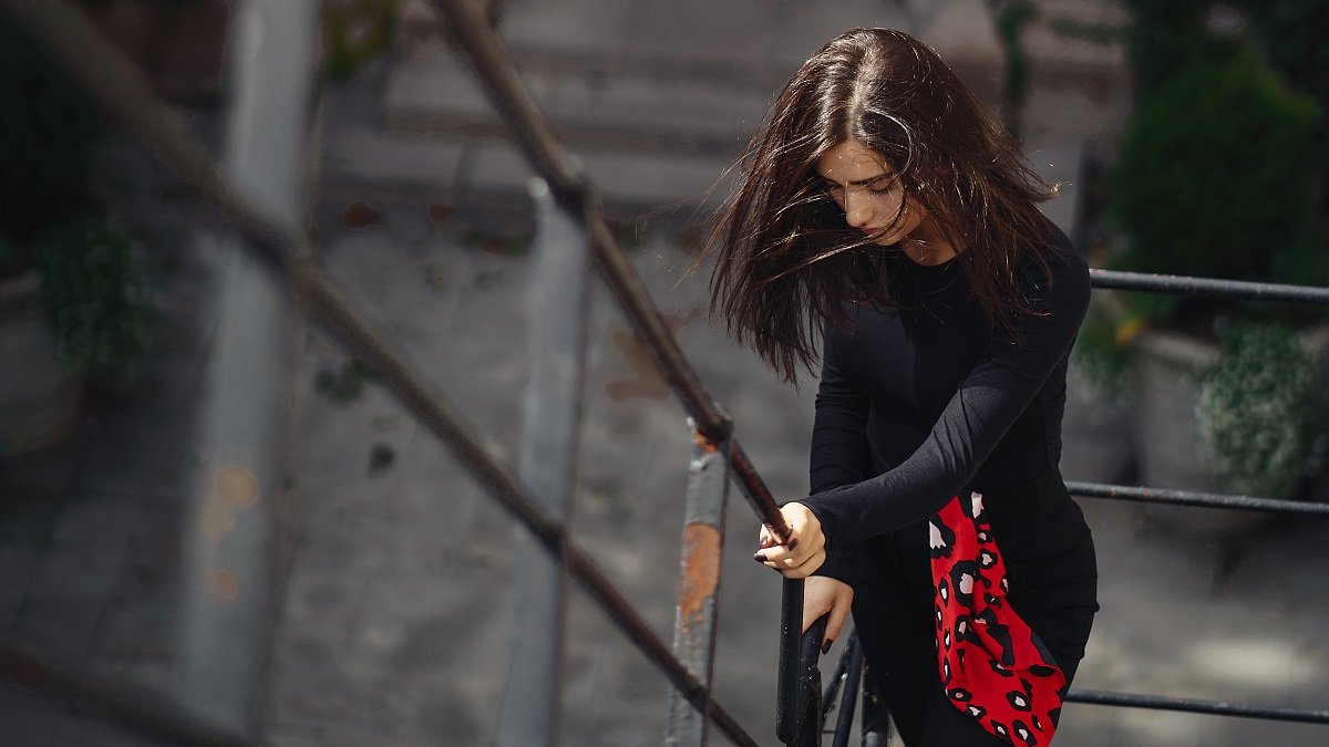 La soledad y tristeza en muchas chicas jóvenes enlaza con el contagio social de creerse trans y su ideología