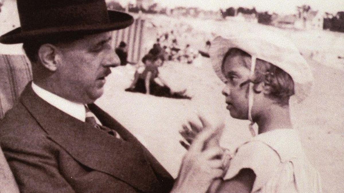 Charles de Gaulle, con su hija Anne en la playa.