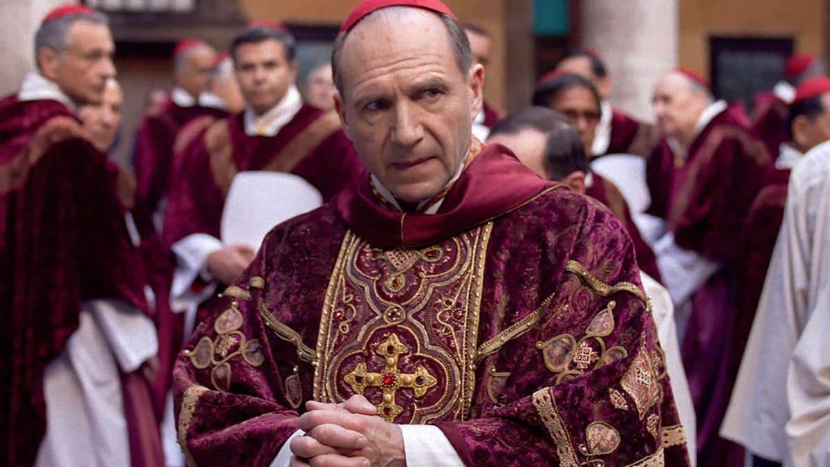 Ralph Phiennes, en el papel del cardenal Lawrence, decano del colegio y por tanto pieza fundamental en la trama de la elección del nuevo pontífice.