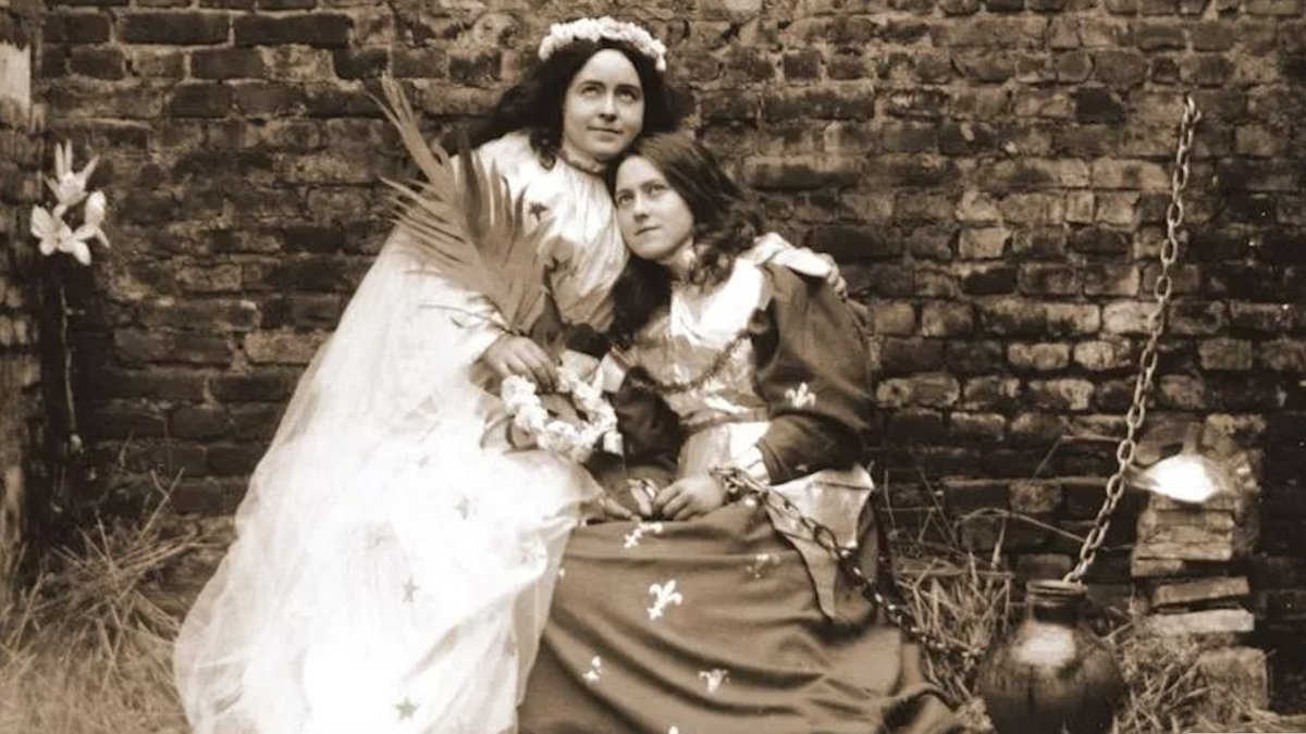 Céline (a la izquierda) y Teresita (a la derecha) posan antes de una obra sobre Juana de Arco.