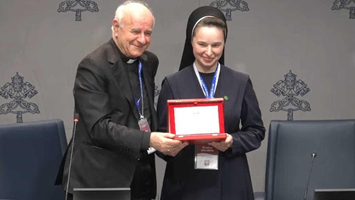 Vincenzo Paglia, presidente de la Pontificia Academia por la Vida, entrega el premio Guardián de la Vida a Sor Giustina Holha Holubets en la rueda de prensa del lunes.