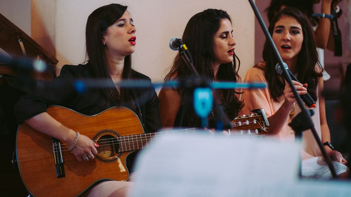 La conjunción de buenos compositores y buenos intérpretes da dignidad a la música religiosa, también una forma de oración.