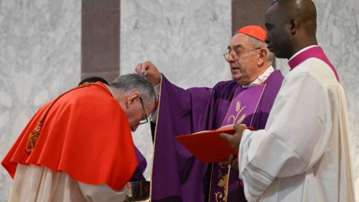 El cardenal Angelo de Donatis impone las cenizas en la basílica de Santa Sabina.