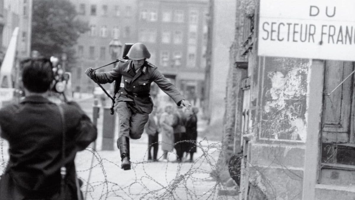 La célebre fotografía de Peter Leibing (1941-2008), tomada el 15 de agosto de 1961, que captura el momento en el que el soldado Conrad Schumann (1942-1998) deserta y huye al sector francés de Berlín.