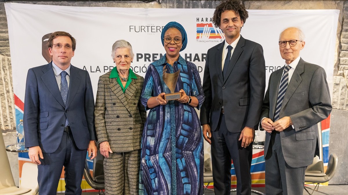 La economista nigeriana Enase Okonedo, en el centro, recibiendo el premio Harambee 2025.