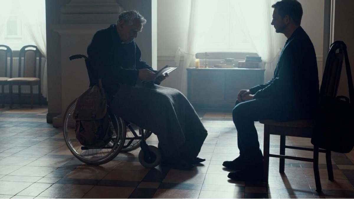 Una escena de la película polaca El Guardián, un sacerdote dachauita cuenta su paso por el campo nazi