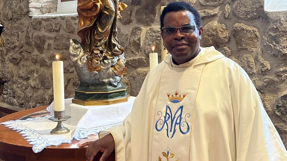 Don Venuste afirma que no ha tenido ningún problema en España con el color de su piel... pero algunos niños le tocaban la cara para ver si 'manchaba'.