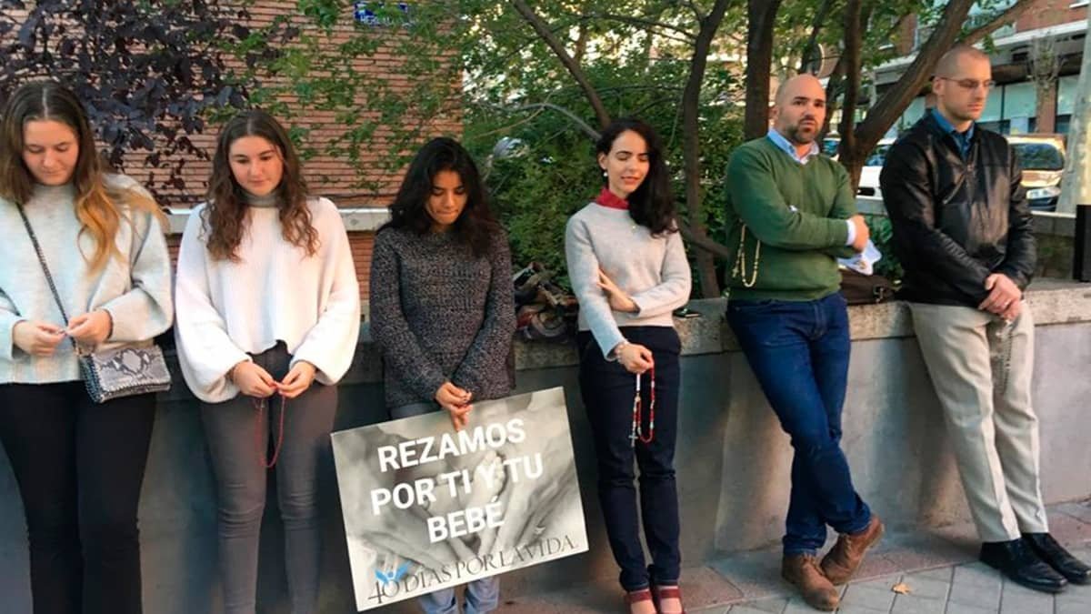 Voluntarios de 40 Días por la Vida rezan ante el abortorio Dator de Madrid.