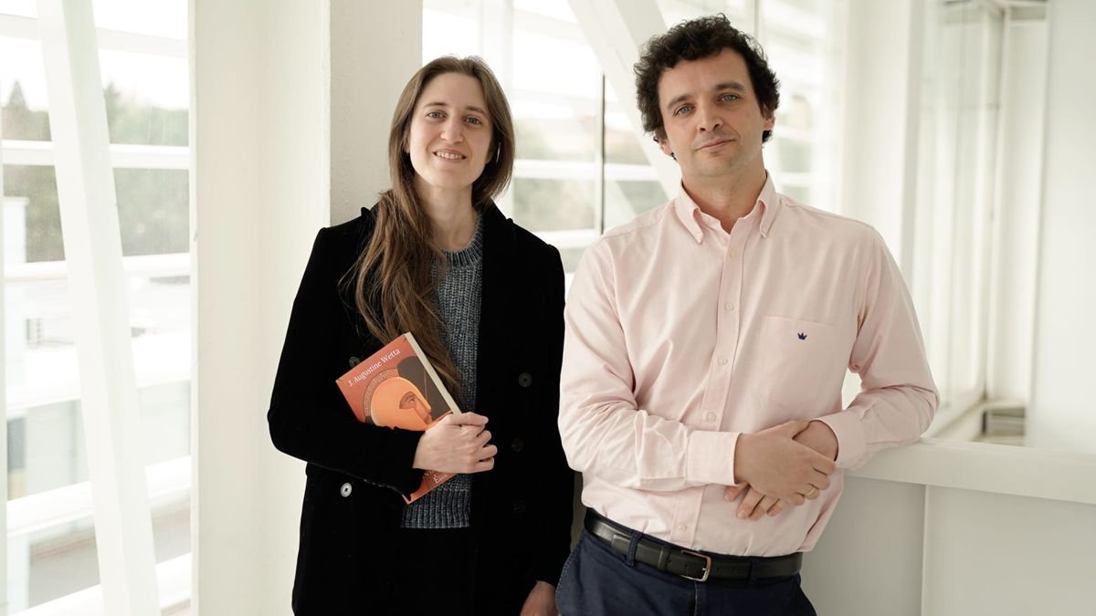 María Loreto Ríos y Pedro Lara Astiaso, junto con el primer título de su editorial, 'La octava flecha', de J. Augustine Wetta.