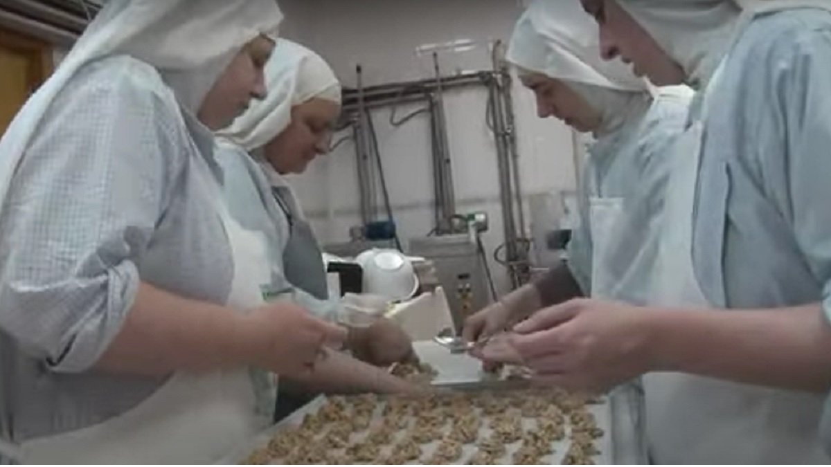 Las ex religiosas de Belorado preparando dulces