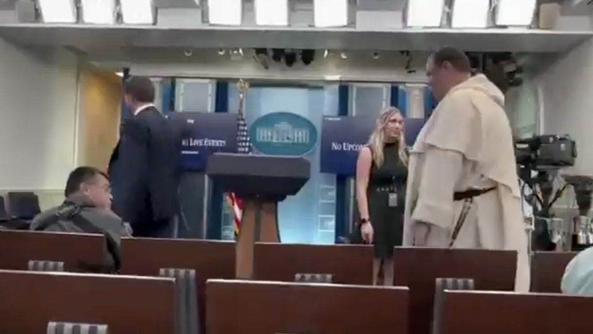 Un juez federal, al que ayudaba como becario, le recomendó que se hiciera sacerdote.