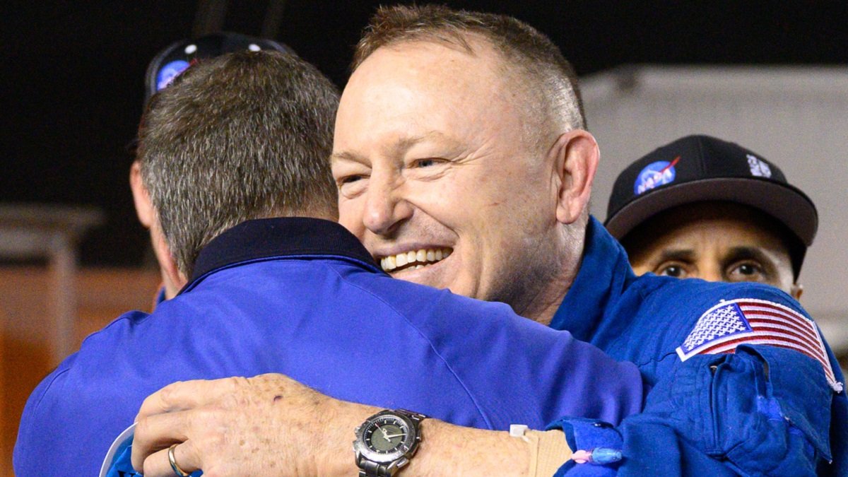 El astronauta Butch Wilmore, al volver a la Tierra tras 9 meses en el espacio... se suponía que estaría fuera solo 8 días.