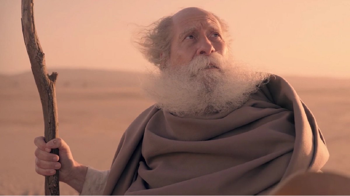 Un anciano San Juan en La Biblia Apocalipsis, película que ilustra la primera mitad del libro y le busca significados en siglos posteriores