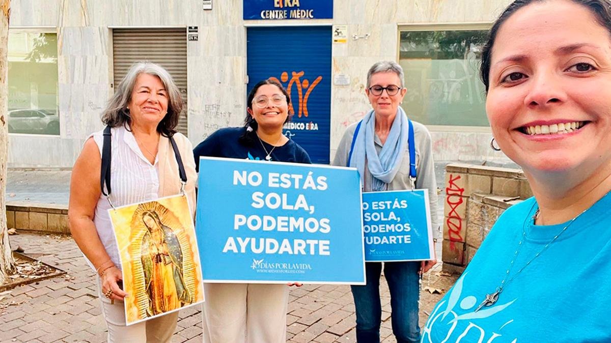 Voluntarias ante un abortorio.