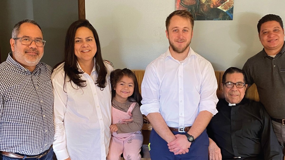Daniel y Alexa López junto a una de sus hijas, el sacerdote Melquisedec Salcedo y los seminaristas Tim Johnson y Miguel Rodríguez en la casa de los López, en Austin.