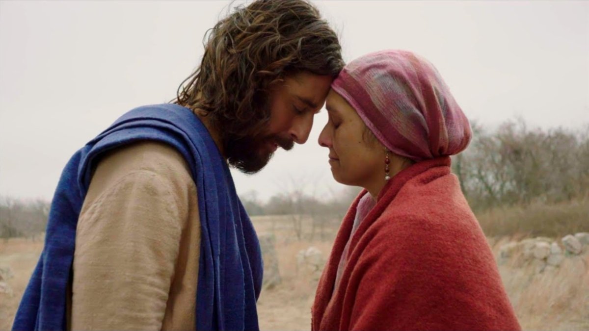 Jonathan Roumie y Vanessa Benavente como Jesús y su madre, María, en una escena de The Chosen de la temporada 2