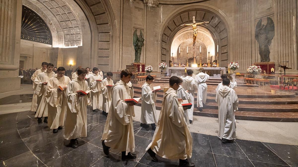 Los escolanes de la abadía de la Santa Cruz, durante una de sus interpretaciones en la basílica del Valle de los Caídos.
