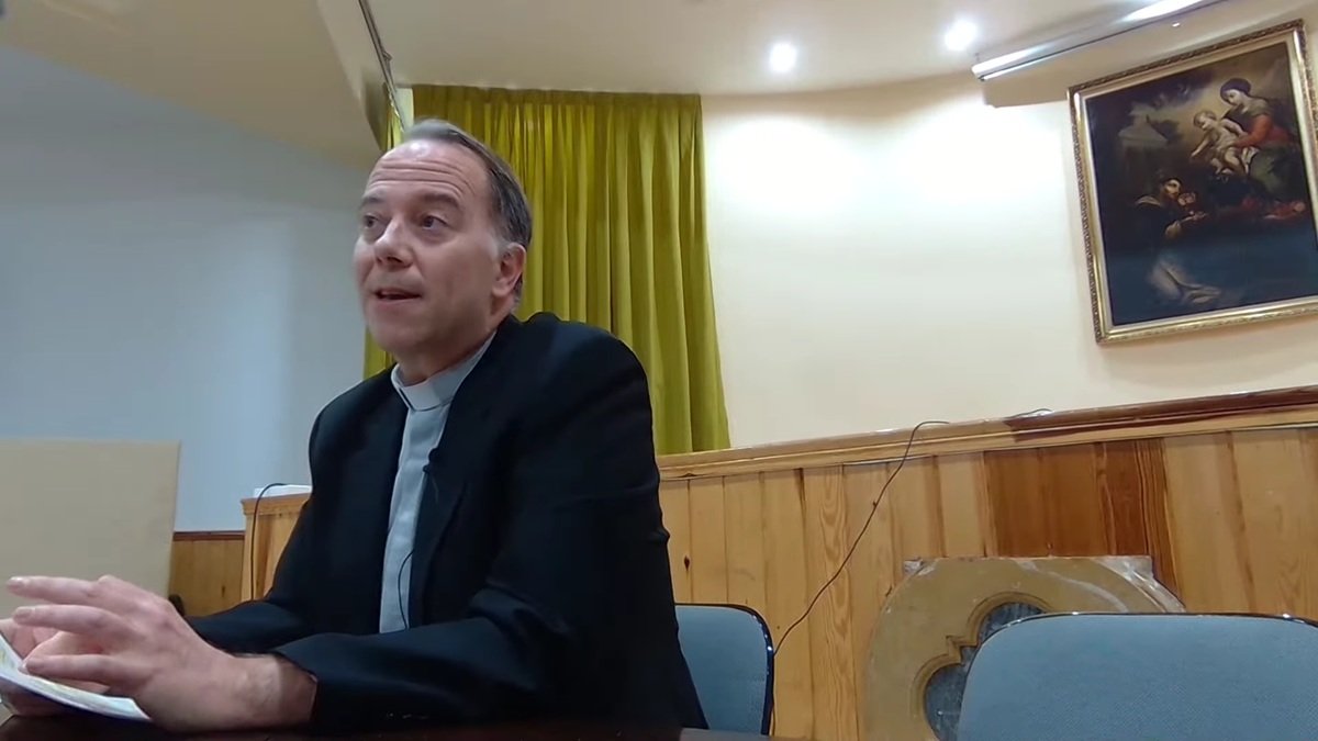 El sacerdote exorcista Declan Huerta, durante una sesión de formación basada en la encíclica 