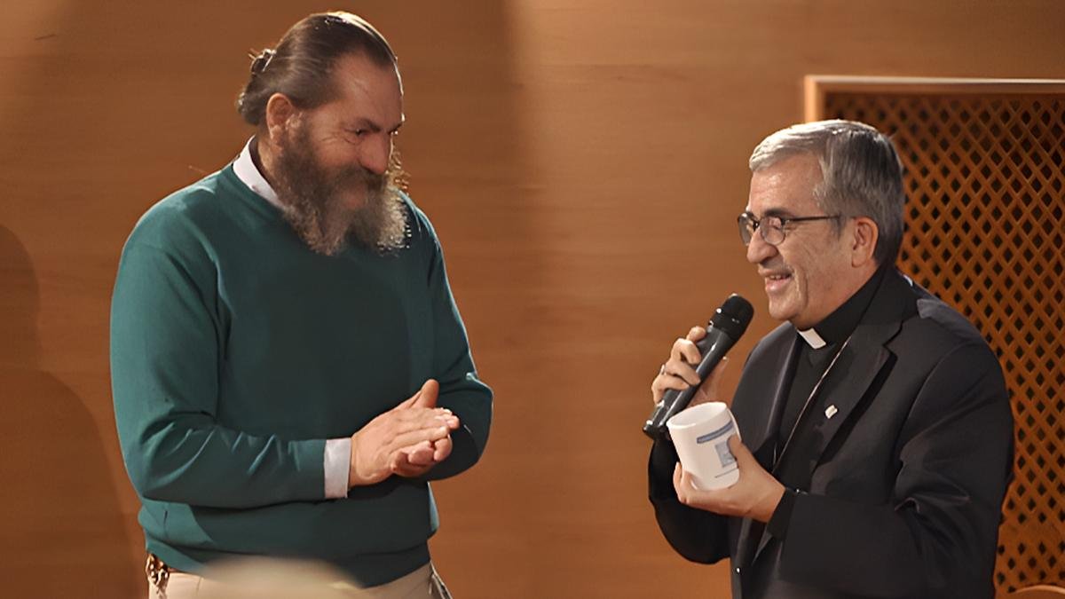 El director de 'Más Cinco', Luis C. Lagos, junto a monseñor Argüello en un preestreno de la película.