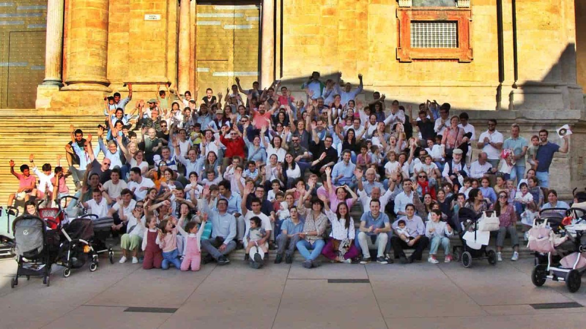 Miembros de Schola Cordis Iesu en una reunión con motivo de su centenario.