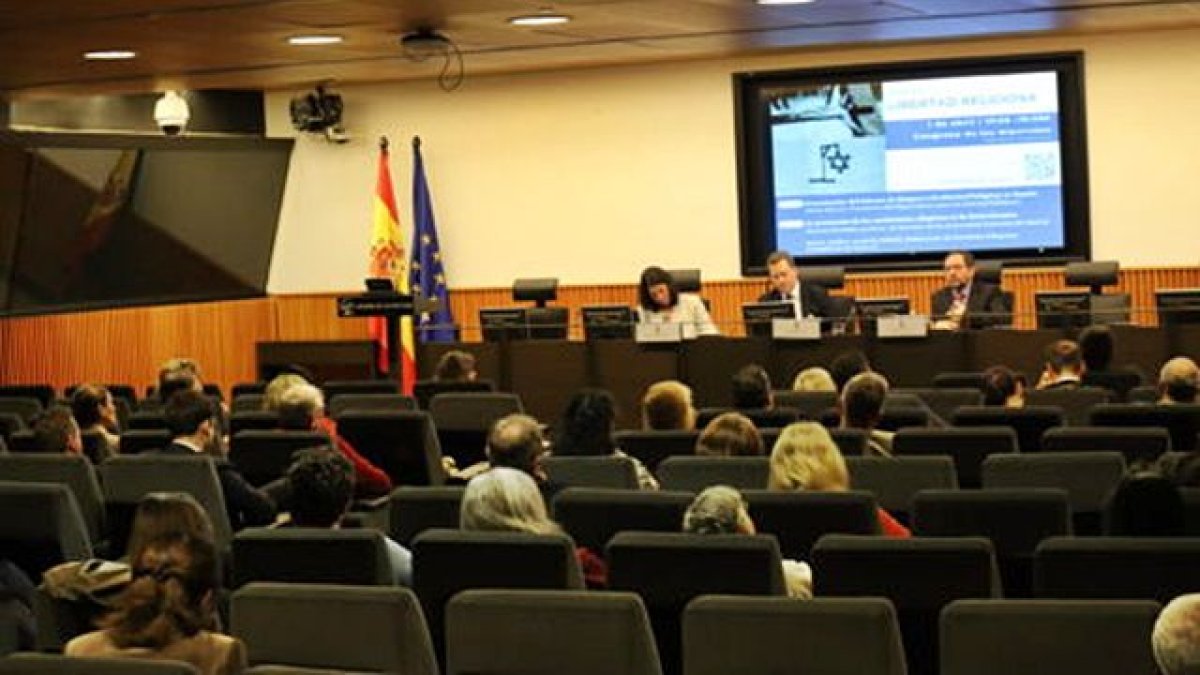 El acto donde se reclamó protección para los sentimientos religiosos tuvo lugar este martes en el Congreso de los Diputados. De izquierda a derecha en la foto: María García, Marcos González y Ramón Ubillos.