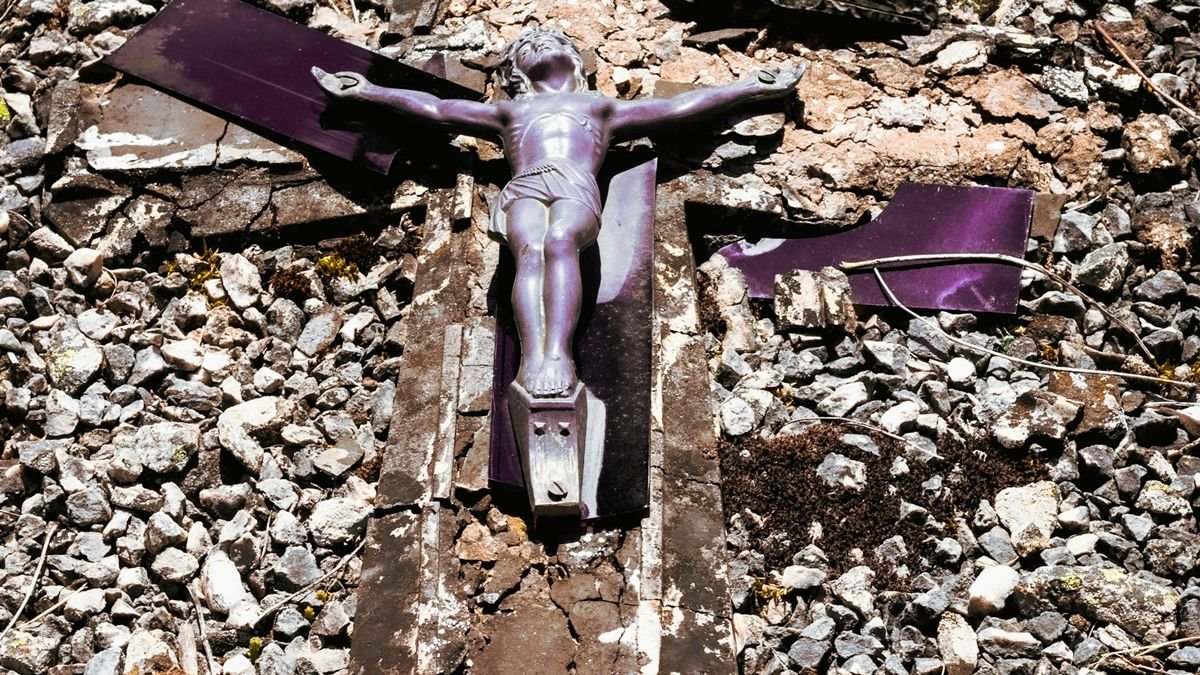 Cuando Dios desaparece de la sociedad y las cruces son derribadas, el efecto sobre la fe individual es inmediato.