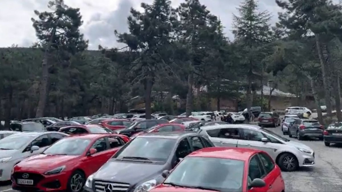 Miles de personas, en vehículos y algunos autobuses, abarrotaron las misas de este domingo en el Valle de los Caídos.