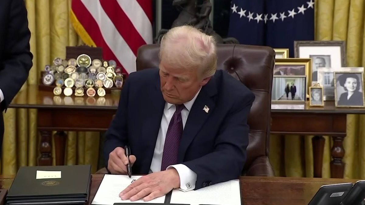 Donald Trump continúa su guerra contra el lobby transgénero y ordena investigar las consecuencias de los tratamientos y transiciones de género.