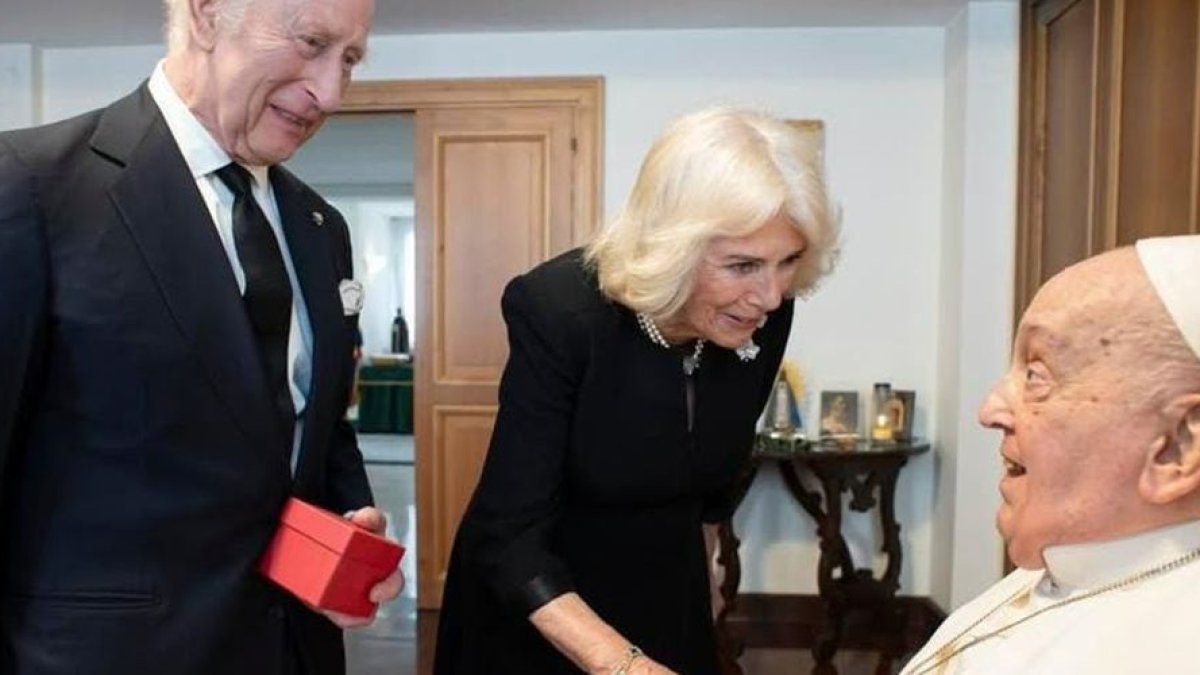 Carlos y Camilla saludan a Francisco durante su encuentro vespertino del miércoles.