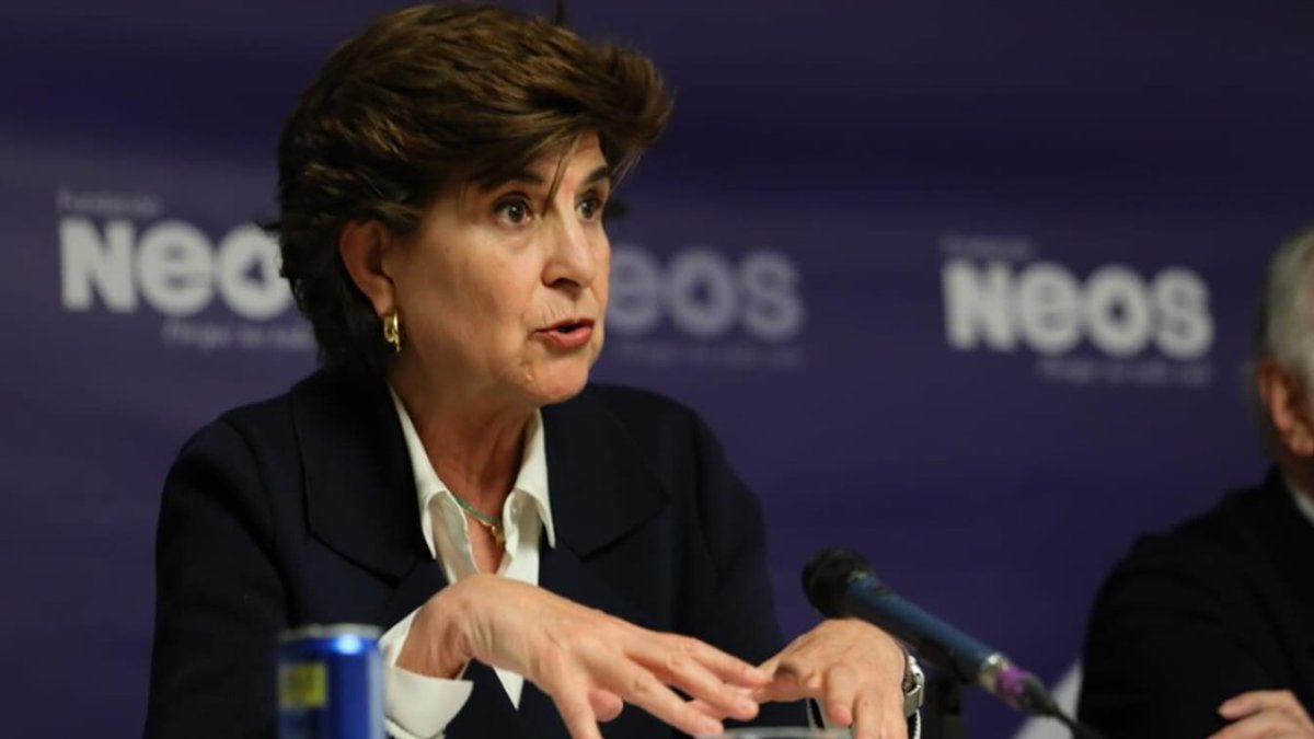 María San Gil presentando el documento España en el abismo. La ruptura de España se hace realidad.