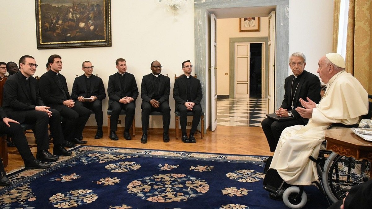 El Papa Francisco con futuros nuncios, estudiantes de la Pontificia Academia Eclesiástica, en 2022