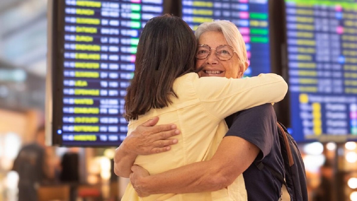 Una reunión familiar en el aeropuerto... el Papa pide facilitar descuentos en viajes a familias en Semana Santa y Navidad