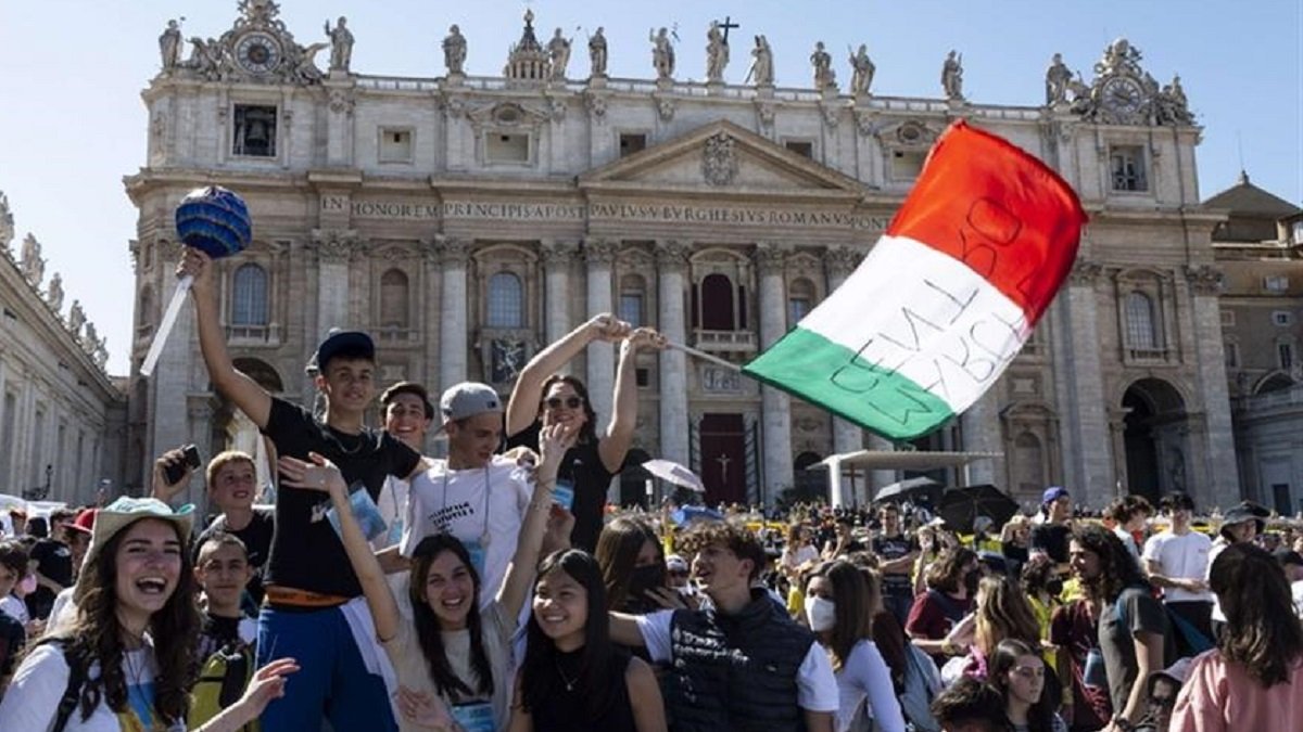 Jóvenes peregrinos católicos en la Plaza de San Pedro en 2022