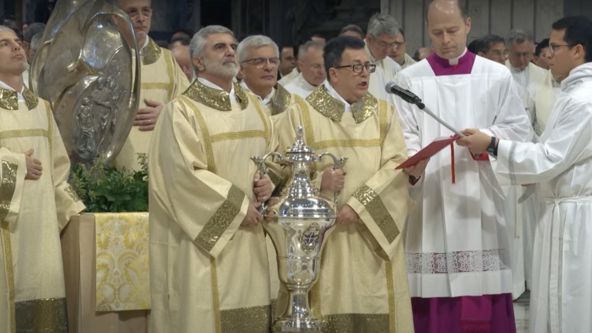 Miles de fieles participaron en la mañana de este Jueves Santo en la Misa Crismal en el Vaticano.