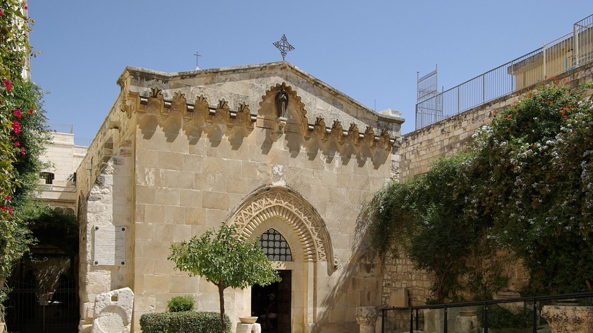 La Iglesia de la Flagelación es la primera estación de la Vía Dolorosa, y se levanta sobre el lugar donde Jesús fue flagelado antes de coger la cruz.